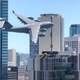 Imagen para el artículo titulado Un gigantesco Boeing C-17 comienza a volar entre los rascacielos de Brisbane deja atónitos a sus habitantes